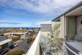 Sandy@Village - newly renovated + bay views